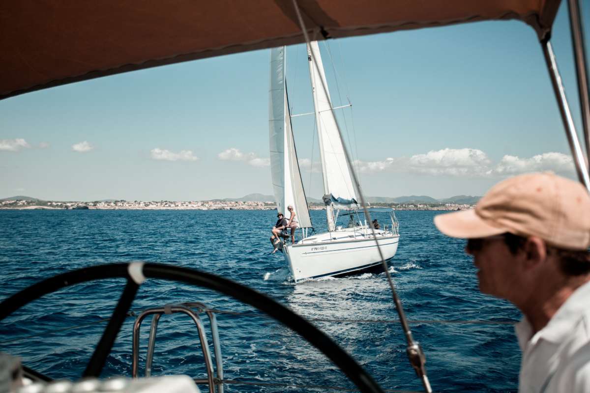 Tips for sailing on a sailboat